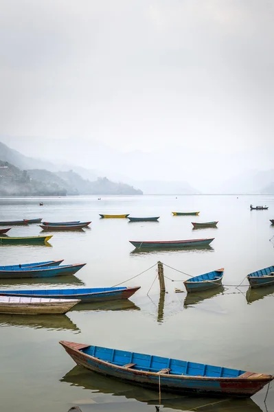 Boty na fewa jezero v pokhara během mlhavý den — Stock fotografie
