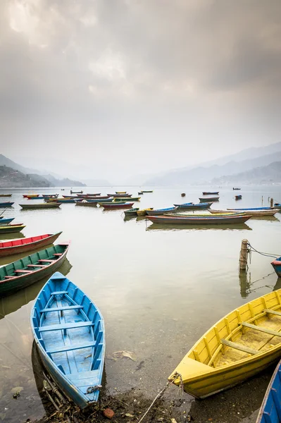 Träbåtar på fewa sjö i pokhara — Stockfoto