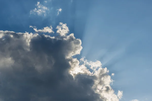 Lumière du soleil avec nuage orageux — Photo