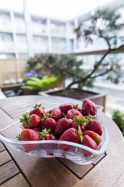 Verse aardbeien op een tafel — Stockfoto