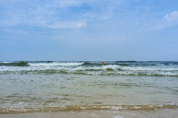 Las pequeñas olas sobre el mar Báltico en el verano —  Fotos de Stock