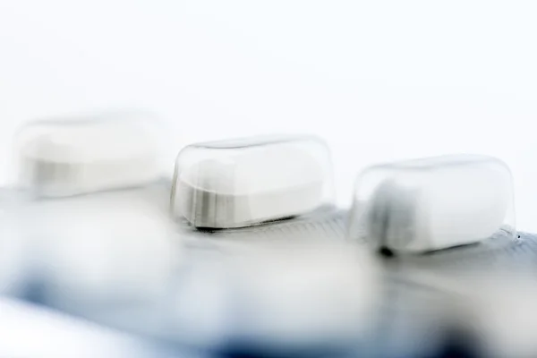 Blisterverpakking van pillen op witte achtergrond — Stockfoto