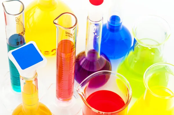 Chemiekolben mit farbigen Flüssigkeiten — Stockfoto