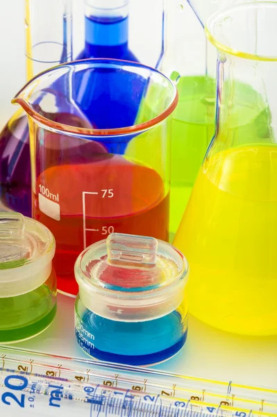 Objectos de vidro de laboratório científico — Fotografia de Stock