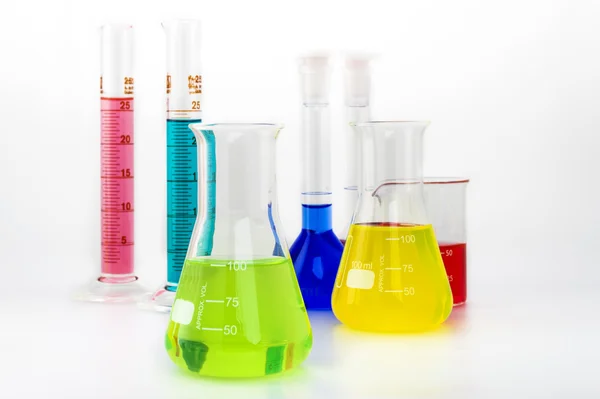 Tubos de vidrio de ensayo con líquidos de color — Foto de Stock