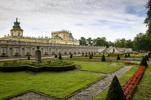 Mijlpaal van wilanow paleis en tuin in Warschau — Stockfoto