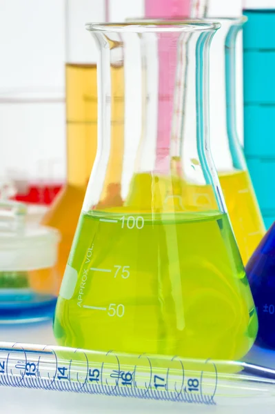 Vidraria de laboratório com vários líquidos coloridos — Fotografia de Stock