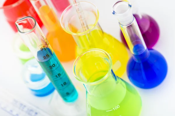 Научная лабораторная посуда, наполненная цветной жидкостью — стоковое фото
