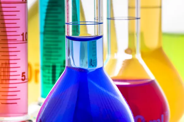 Vidros de laboratório com líquidos — Fotografia de Stock
