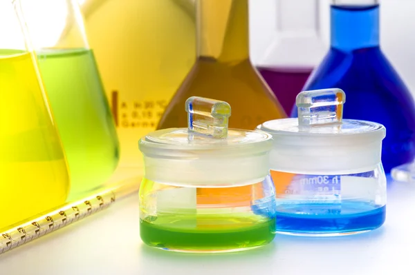 Çeşitli laboratuar cam malzemeleri — Stok fotoğraf