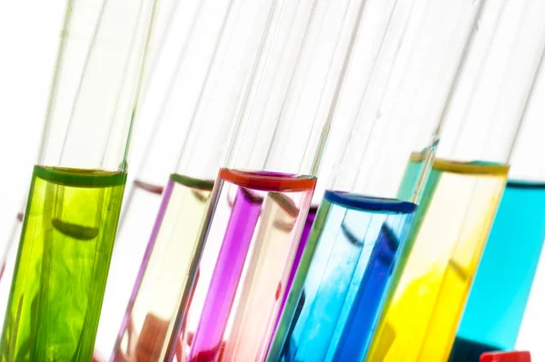 Tubos de ensayo de laboratorio con líquidos de diferentes colores — Foto de Stock