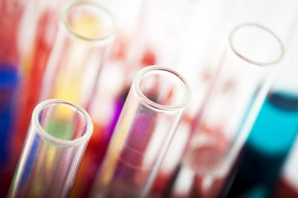 Grupo de tubos de ensayo de laboratorio con reactivos coloreados — Foto de Stock