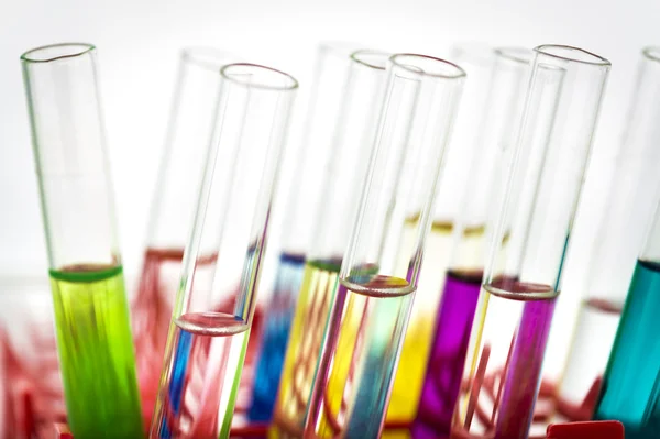 Grupo de tubos de ensayo de laboratorio con líquido coloreado en el interior — Foto de Stock
