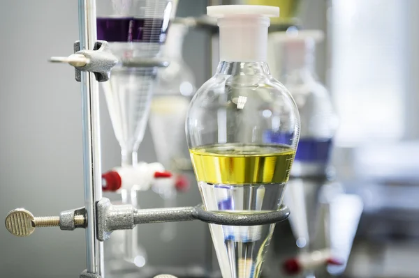 Artículos de vidrio para experimentos químicos —  Fotos de Stock