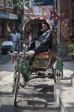 Rickshaw man turistler için bekliyor
