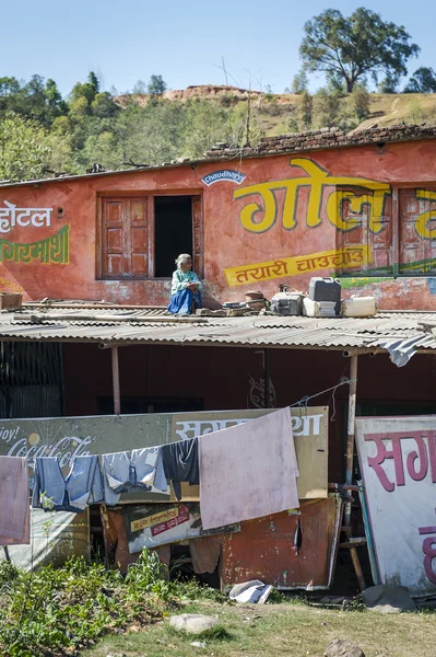 Vieux népalais assis sur le toit — Photo