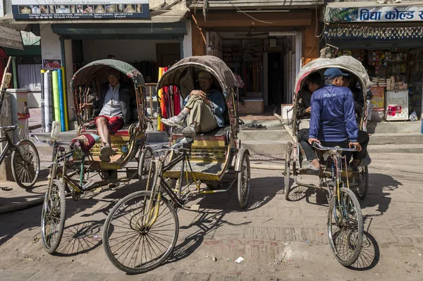 Рикші чоловіків чекає на туристів — стокове фото
