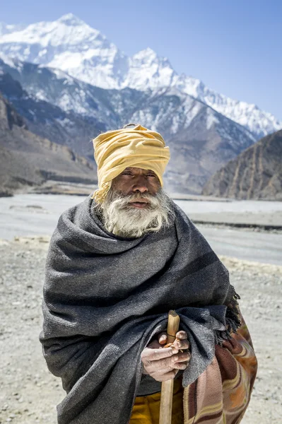 Buddhist pilgrim in Himalaya mountains — Stock Photo, Image