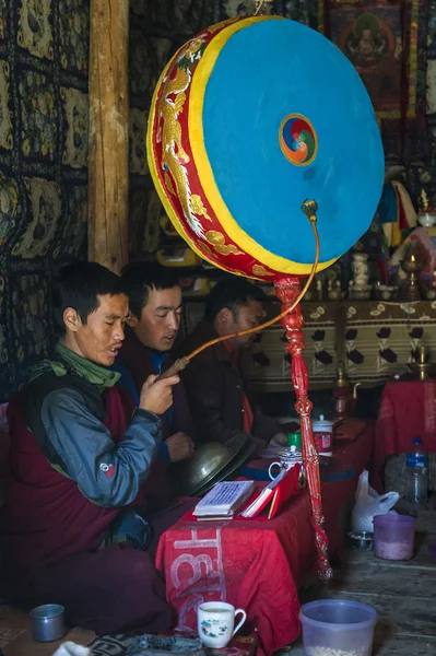 Rahipler bir nepal'ın tapınak içinde dua ediyoruz — Stok fotoğraf