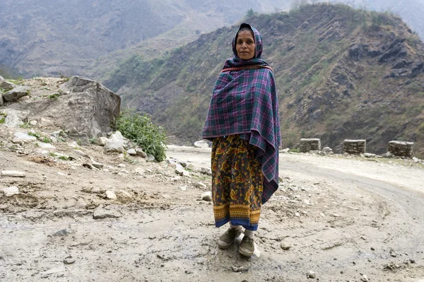 Femme tibétaine pose pour la photo dans les montagnes de l'Himalaya — Photo