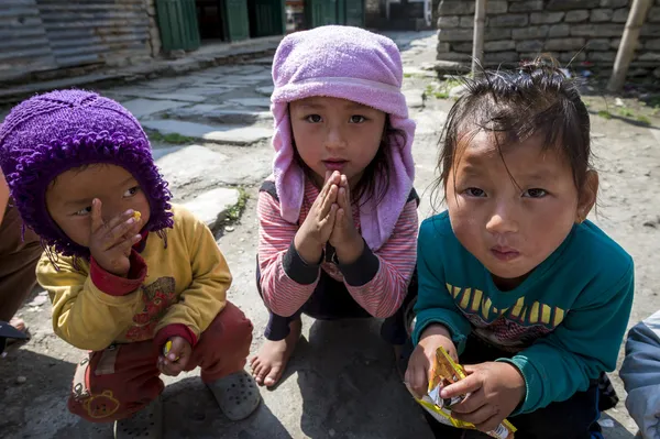 Sherpa crianças brincam em sua aldeia — Fotografia de Stock