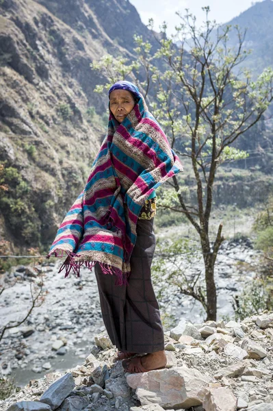 Tibetan woman in Himalaya Mountains — Stock Photo, Image