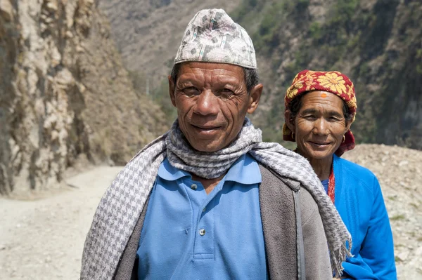 Sherpa coppia stanno andando al mercato locale — Foto Stock