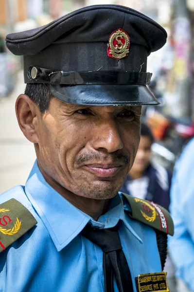 Сотрудник службы безопасности на улице Катманду, Напал — стоковое фото