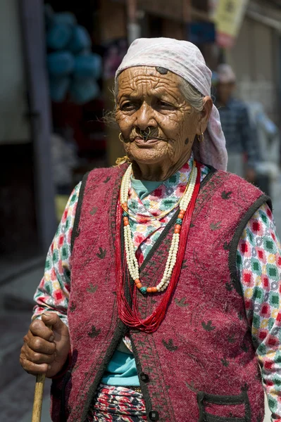 Retrato da velha mulher tibetana — Fotografia de Stock