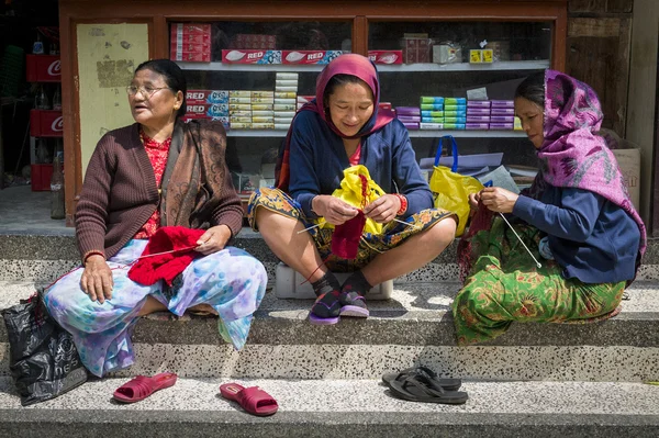Três mulheres nepalesas com as roupas tradicionais — Fotografia de Stock