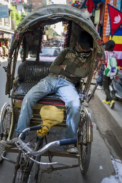 Rickshaw man is sleeping in bike cab — Stock Photo, Image