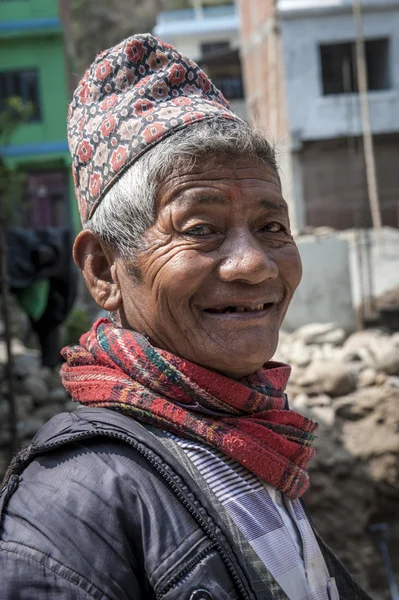 Старый непальский мужчина в традиционной шляпе — стоковое фото
