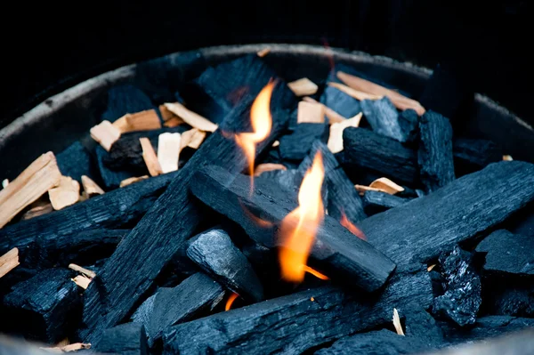 火焰和木炭 — 图库照片