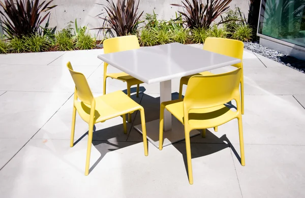 Krzesła i stół — Zdjęcie stockowe