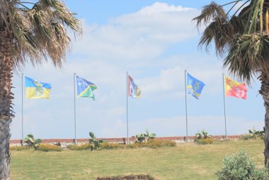 farklı bayrakları row.on Rüzgar Sörfü istasyonunda Alaçatı, Türkiye