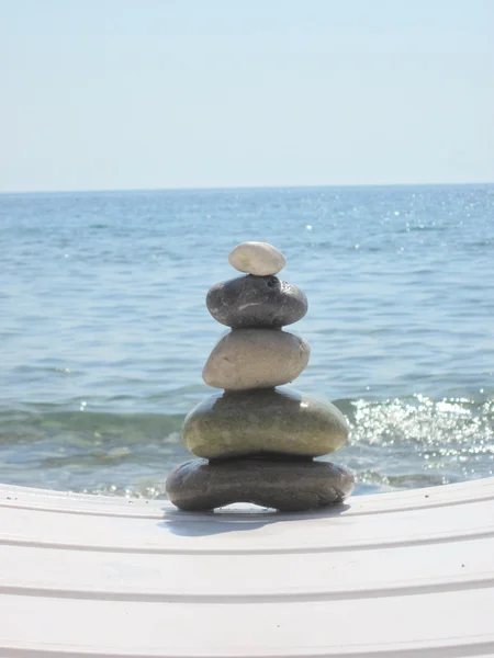 A pilha de pedras de seixo no conceito zen em chaise longues — Fotografia de Stock