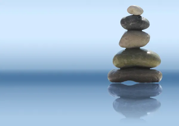 A pilha de pedras de seixo no conceito zen em azul — Fotografia de Stock