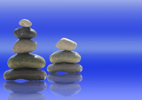 De stack van pebble stenen in zen concept op blauw — Stockfoto