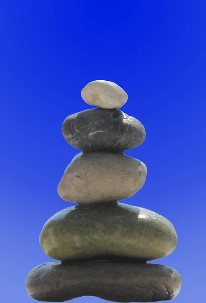 La pile de pierres de galets dans le concept zen sur bleu — Photo