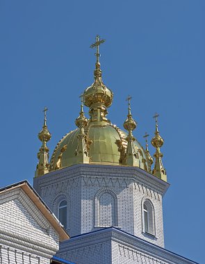 Mavi gökyüzüne karşı kilise