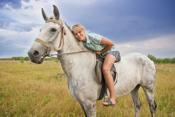 少女と灰色の馬 — ストック写真