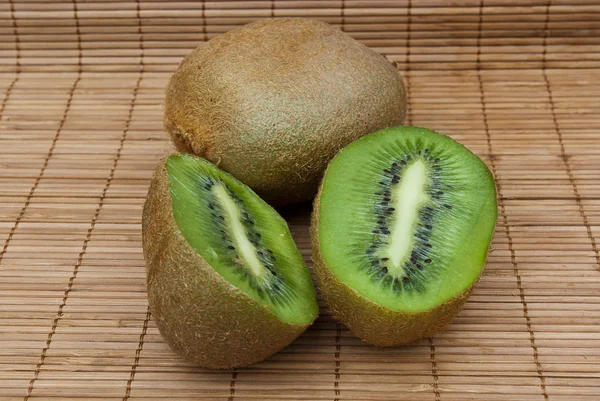 Two sliced kiwi — Stock Photo, Image