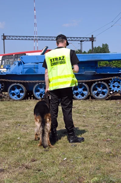 铁路车站安全警卫官和一条狗 — 图库照片