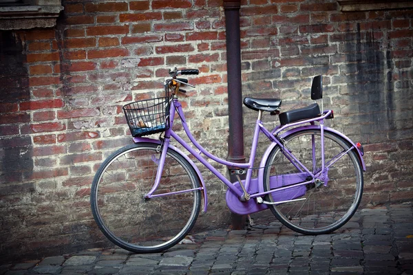 Altes retro fahrrad in italien — Stockfoto