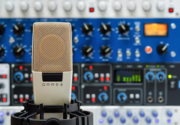 Microfone de estúdio e dispositivos de áudio — Fotografia de Stock