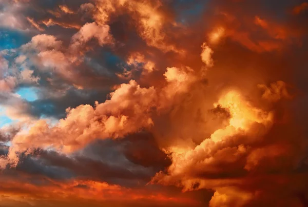 Sehr dramatische Wolkenlandschaft bei Sonnenuntergang — Stockfoto