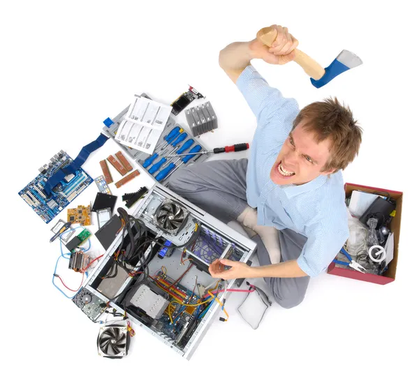 Computador sendo destruído por louco irritado — Fotografia de Stock