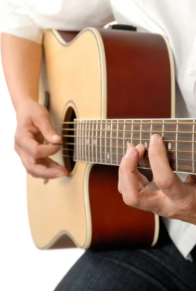 Das Spielen der akustischen Gitarre — Stockfoto