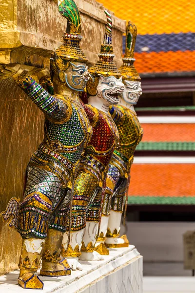 De pie gigante alrededor de la pagoda en wat phra kaew —  Fotos de Stock