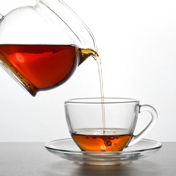 El té se vierte —  Fotos de Stock